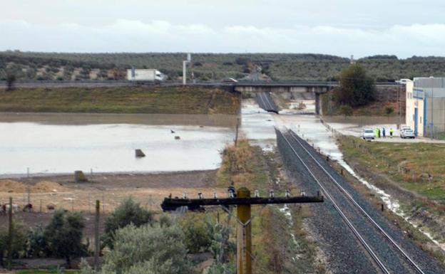 Tramo de vía ferroviaria inundada a su paso por el Arahal (Sevilla), debido a las fuertes lluvías caídas esta madrugada