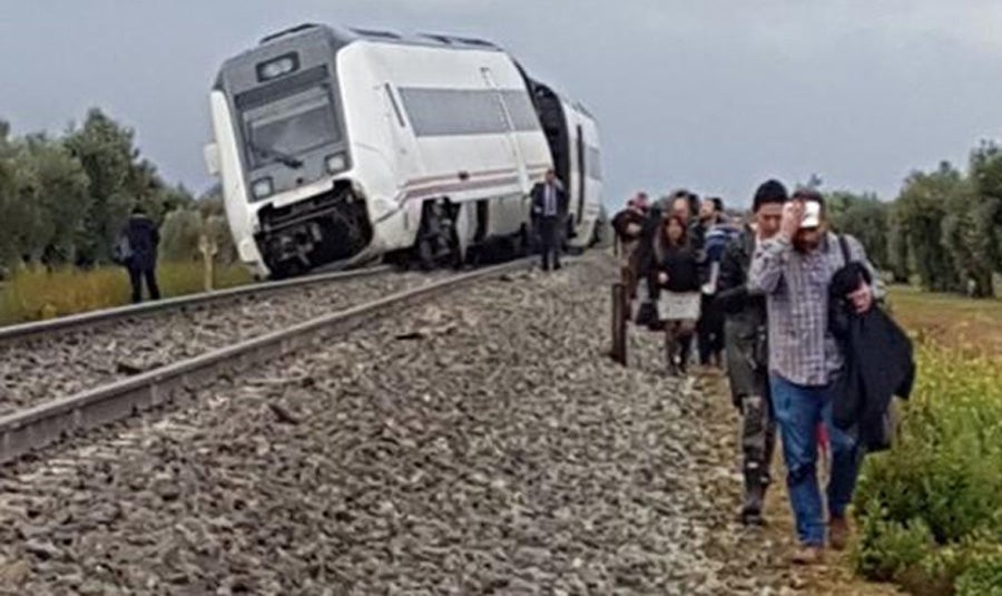 El suceso, por las fuertes lluvias, se ha producido cerca de un tramo cortado por las lluvias entre Arahal y El Sorbito, a la altura del kilómetro 19 de la vía