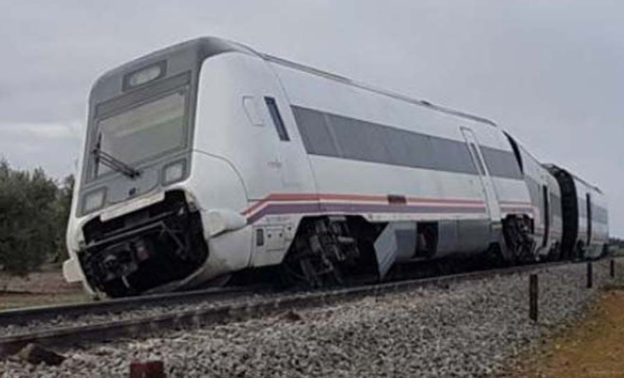 El suceso, por las fuertes lluvias, se ha producido cerca de un tramo cortado por las lluvias entre Arahal y El Sorbito, a la altura del kilómetro 19 de la vía