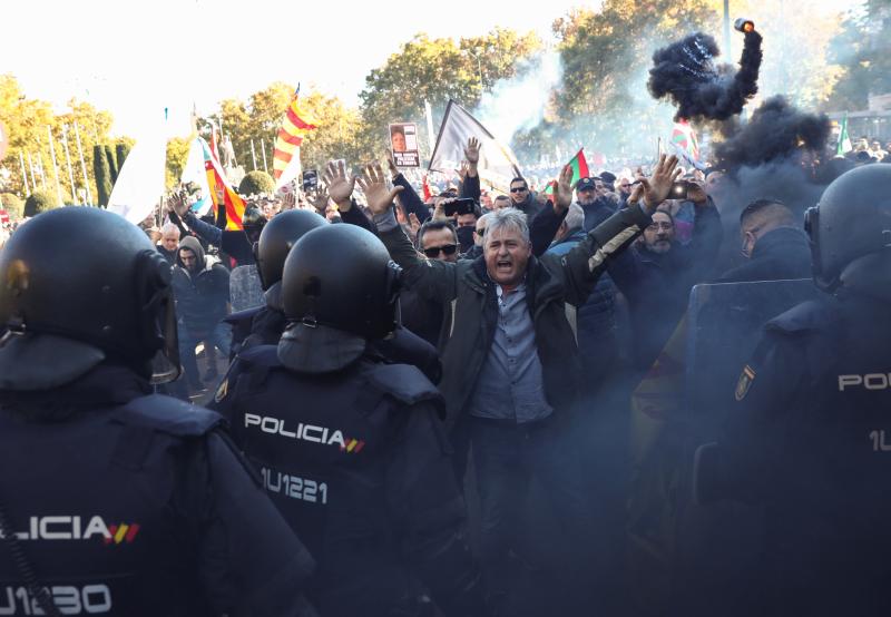 Tensión en la manifestación de los taxistas contra Uber y Cabify