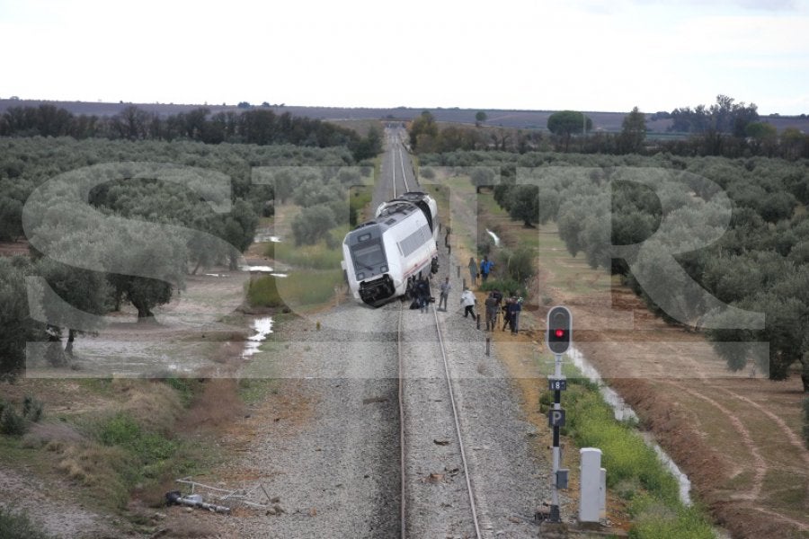 Imagen del tren descarrilado. 