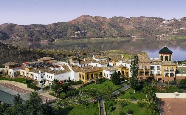 El hotel La Viñuela está junto al mayor pantano de la provincia de Málaga.