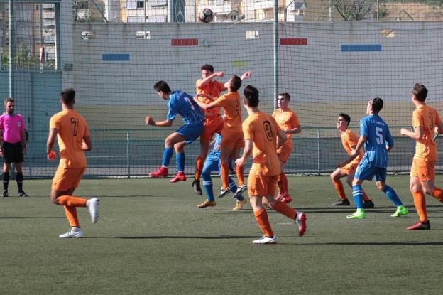  Jugadores del Puerto Malagueño y del Santa Fe disputan un balón en el partido celebrado el pasado domingo  :: cd puerto malagueño