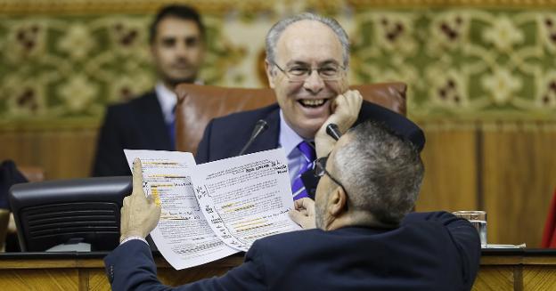 El presidente del Parlamento, Juan Pablo Durán, conversa con el diputado del PSOE José Muñoz. :: efe/jose manuel vidal