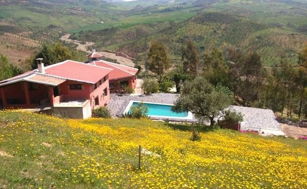 Vista del Refugio Alamut, a los pies de la sierra de Abdalajís.