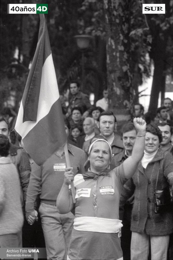 Málaga celebró el 4 de diciembre de 1977 una manifestación multitudinaria convocada por todas las fuerzas parlamentarias para reclamar que Andalucía se convirtiera en autonomía. La manifestación derivó en altercados y cargas policiales. Uno de los asistentes, el joven Manuel José García Caparrós, recibió un disparo que le provocó la muerte. 40 años después, se desconoce quién fue el autor del disparo. 