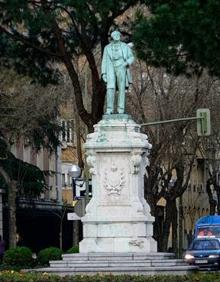 Imagen secundaria 2 - Arriba: Retrato del marqués de Salamanca, de joven. Abajo: Portada de la biografía del marqués de Salamanca, escrita por Florentino Hernández Girbal y estatua del marqués de Salamanca, en Madrid, donde construyó uno de los barrios más elegantes de la capital