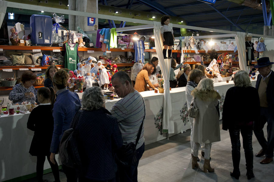 El tradicional rastrillo benéfico abre sus puertas hasta el lunes con 50 puestos y artículos de regalos en el Palacio de Ferias