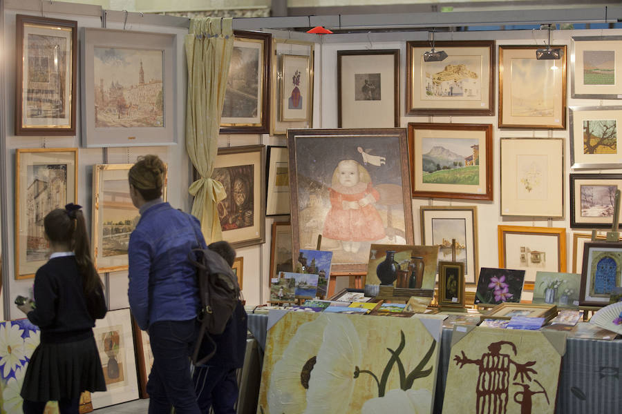 El tradicional rastrillo benéfico abre sus puertas hasta el lunes con 50 puestos y artículos de regalos en el Palacio de Ferias