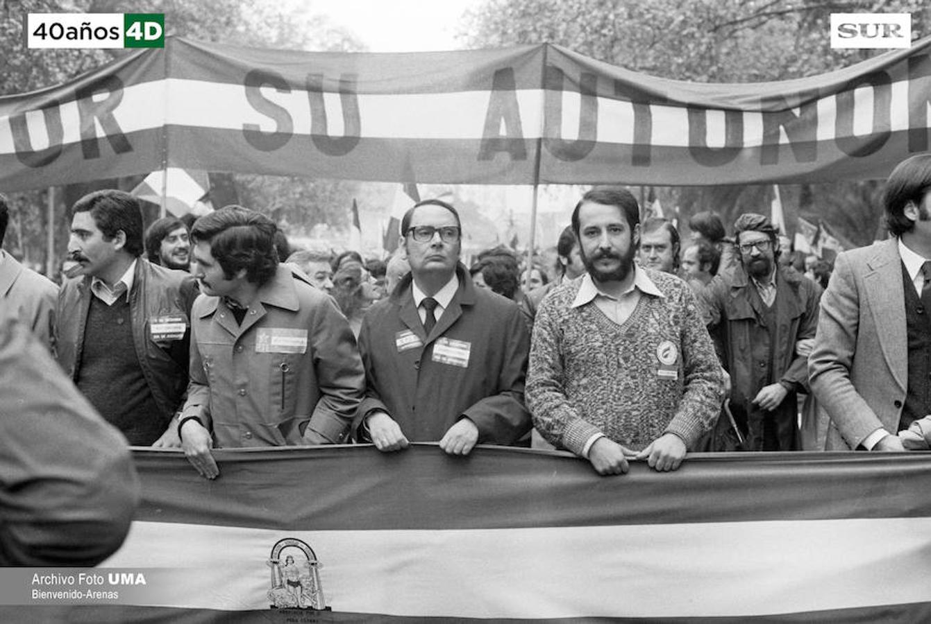 Málaga celebró el 4 de diciembre de 1977 una manifestación multitudinaria convocada por todas las fuerzas parlamentarias para reclamar que Andalucía se convirtiera en autonomía. La manifestación derivó en altercados y cargas policiales. Uno de los asistentes, el joven Manuel José García Caparrós, recibió un disparo que le provocó la muerte. 40 años después, se desconoce quién fue el autor del disparo. 