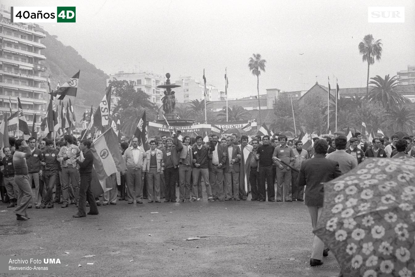 Málaga celebró el 4 de diciembre de 1977 una manifestación multitudinaria convocada por todas las fuerzas parlamentarias para reclamar que Andalucía se convirtiera en autonomía. La manifestación derivó en altercados y cargas policiales. Uno de los asistentes, el joven Manuel José García Caparrós, recibió un disparo que le provocó la muerte. 40 años después, se desconoce quién fue el autor del disparo. 