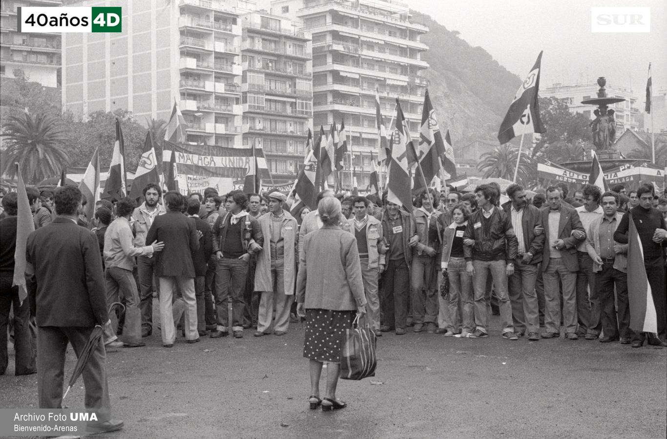 Málaga celebró el 4 de diciembre de 1977 una manifestación multitudinaria convocada por todas las fuerzas parlamentarias para reclamar que Andalucía se convirtiera en autonomía. La manifestación derivó en altercados y cargas policiales. Uno de los asistentes, el joven Manuel José García Caparrós, recibió un disparo que le provocó la muerte. 40 años después, se desconoce quién fue el autor del disparo. 