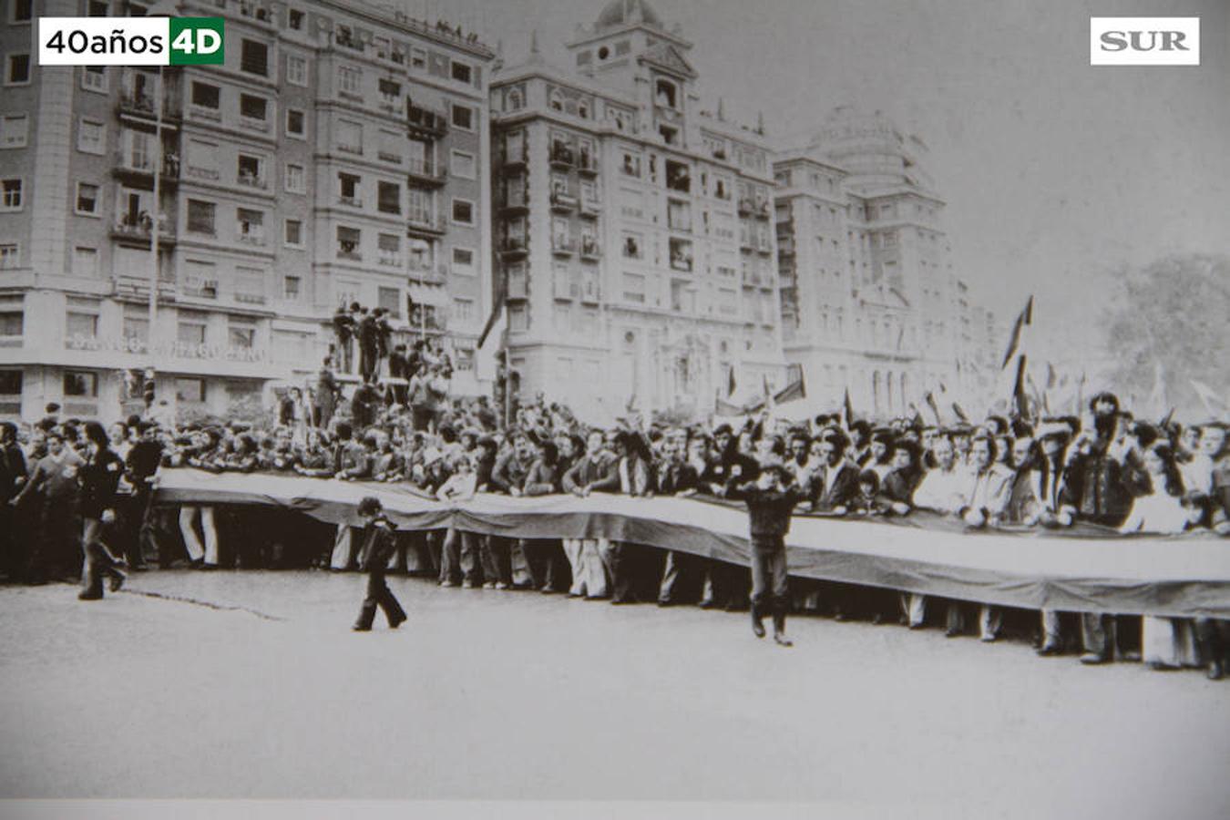 Málaga celebró el 4 de diciembre de 1977 una manifestación multitudinaria convocada por todas las fuerzas parlamentarias para reclamar que Andalucía se convirtiera en autonomía. La manifestación derivó en altercados y cargas policiales. Uno de los asistentes, el joven Manuel José García Caparrós, recibió un disparo que le provocó la muerte. 40 años después, se desconoce quién fue el autor del disparo. 