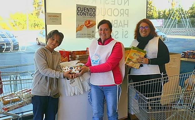 Pablo, haciendo entrega de su aportarción a unas voluntarias. 