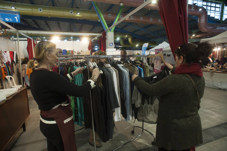 El tradicional Rastrillo benéfico abre sus puertas hasta el lunes con 50 puestos y artículos de regalo en el Palacio de Ferias