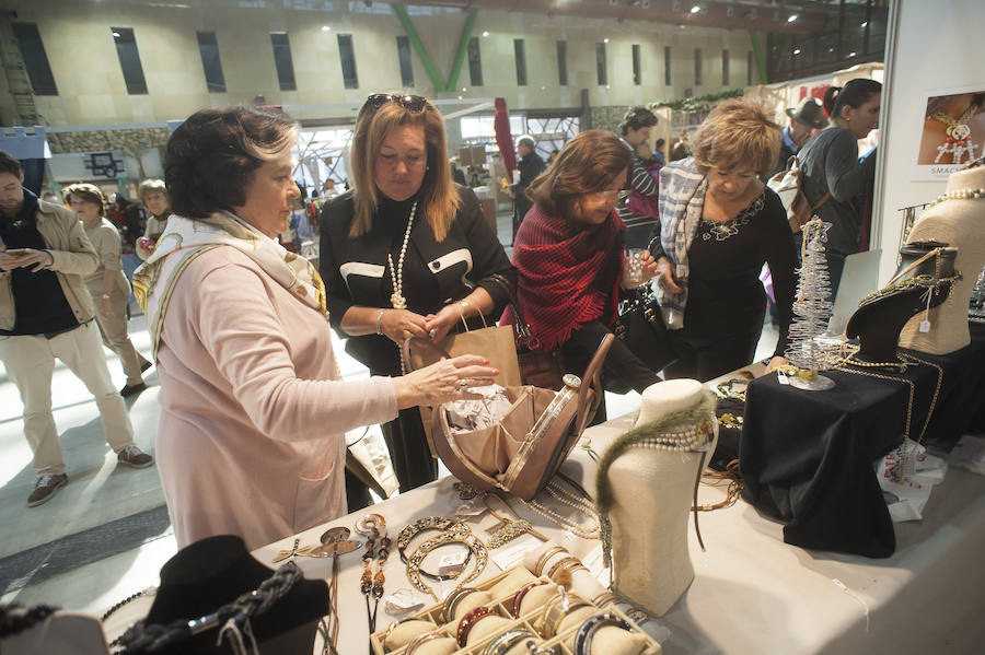 El tradicional Rastrillo benéfico abre sus puertas hasta el lunes con 50 puestos y artículos de regalo en el Palacio de Ferias