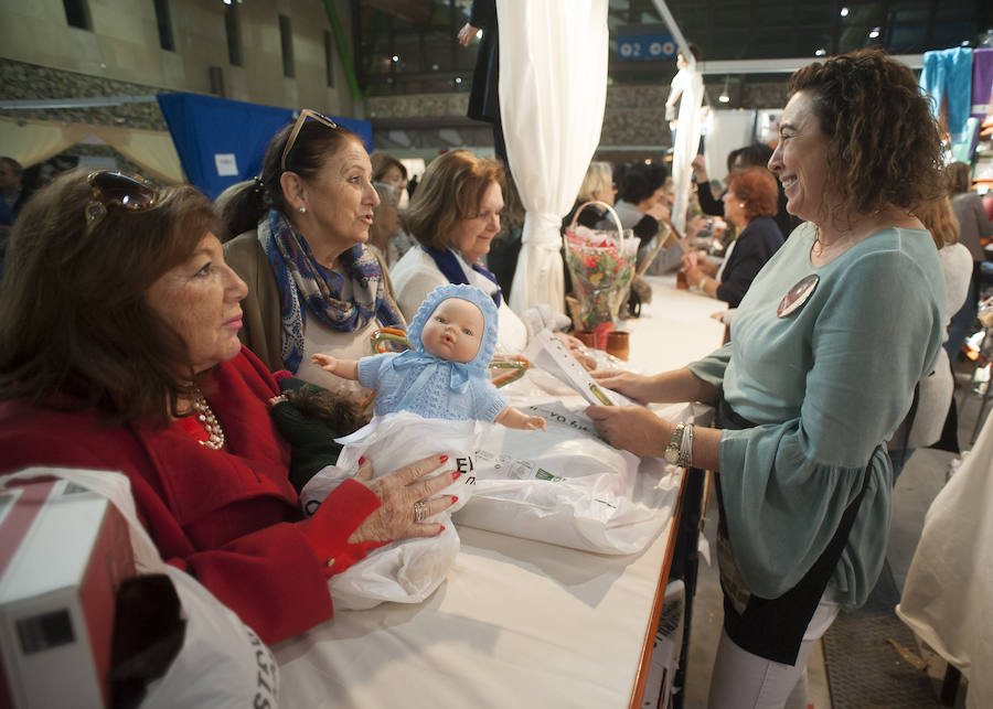 El tradicional Rastrillo benéfico abre sus puertas hasta el lunes con 50 puestos y artículos de regalo en el Palacio de Ferias