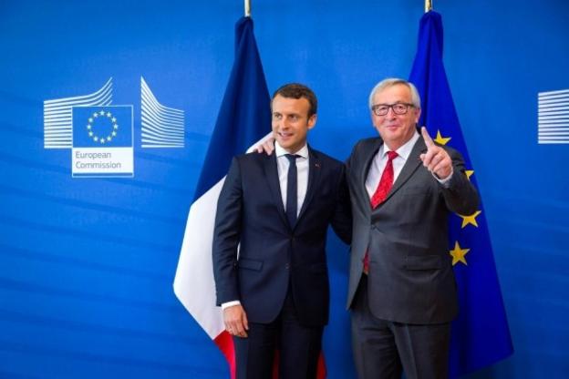Emmanuel Macron junto a Jean-Cluade Juncker. :: afp
