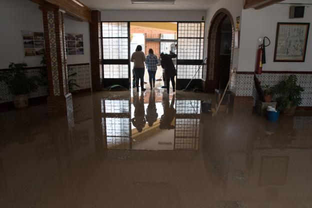 El colegio La Milagrosa se inundó y suspendió las clases durante dos días. :: fernando torres
