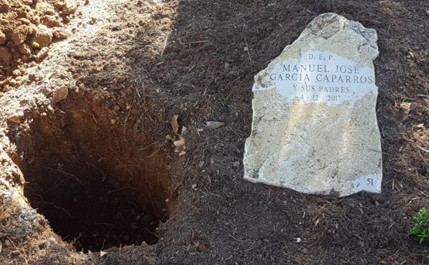 Imagen principal - Se han depositado las cenizas bajo un olivo en el cementerio de San Gabriel (arriba y abajo a la izquierda). A la derecha, placa homenaje a García Caparrós y flores. 