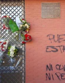Imagen secundaria 2 - Se han depositado las cenizas bajo un olivo en el cementerio de San Gabriel (arriba y abajo a la izquierda). A la derecha, placa homenaje a García Caparrós y flores. 