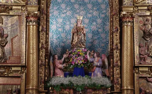 La Virgen de la Victoria, con el manto como dosel en su Santuario.