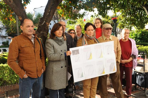 Miembros del movimiento antideslinde muestran los planos en la Plaza de los Naranjos. 