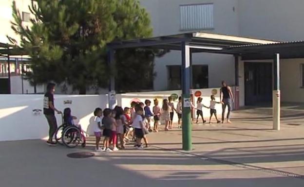 Imagen de archivo de niños entrando a un colegio. 