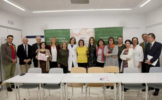 Participantes en la presentación del Club de Salud de las Mujeres Operadas de Cáncer de Mama, celebrada ayer en el Hospital Clínico Universitario.