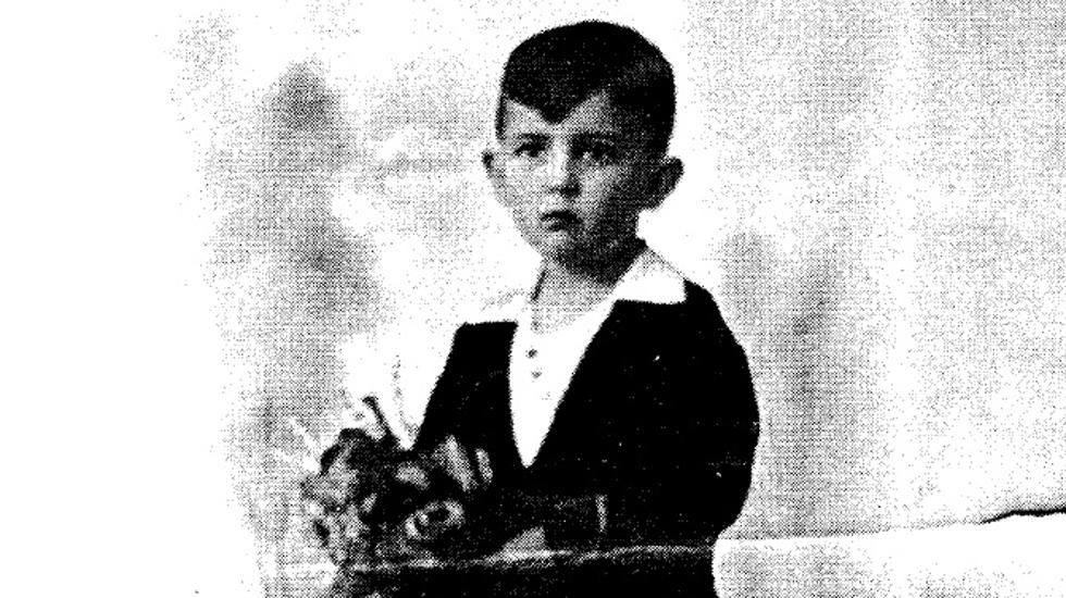 1931. Manuel Alcántara con tres años en una foto de estudio.