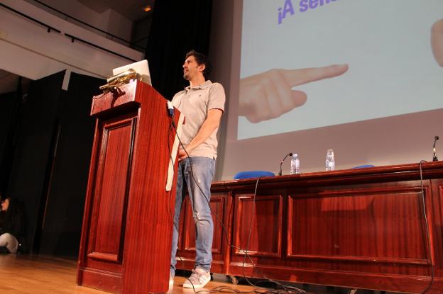 César Bona, durante la conferencia que ofreció el pasado viernes y que generó una gran expectación. :: p. pineda