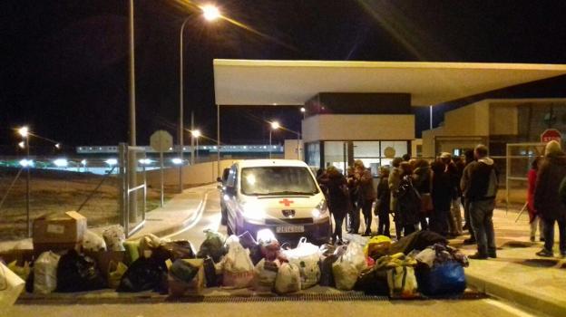 Manifestantes bloquean la prisión con bolsas de ropa. :: f. torres
