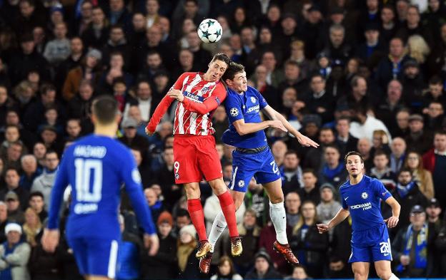 Fernando Torres pugna con Andreas Christensen ante la atenta mirada de Eden Hazard y César Azpilicueta ayer en Stamford Bridge. :: efe
