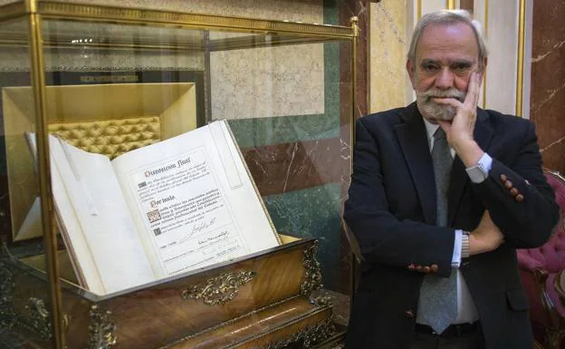 Pérez-Serrano, letrado del Congreso, posa junto a una edición de la Constitución escrita a mano. 