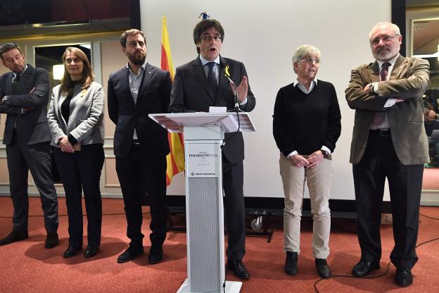 El expresidente catalán descarta volver si puede acabar detenido