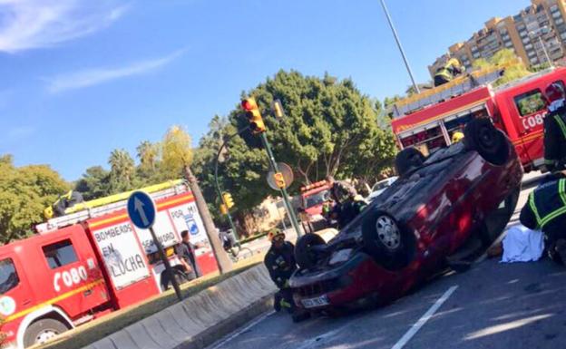 Cuatro personas heridas tras volcar un turismo en Málaga capital