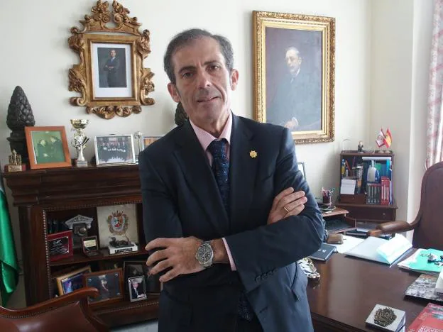 Francisco Javier Lara es decano del Colegio desde 2012. :: sur