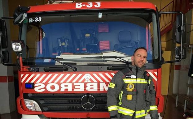 Antonio García Ocón, en el parque de Bomberos.