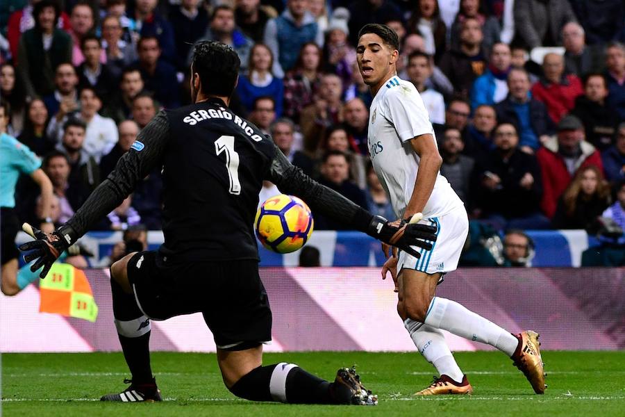 El Real Madrid golea al Sevilla por 5-0 en la primera parte del duelo correspondiente a la jornada 15. Nacho abrió la lata y Cristiano marcó un doblete. Kroos se sumó a la fiesta con un derechazo y Achraf anotó tras una carrera por banda derecha.