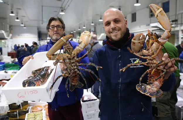 La langosta es uno de los muchos productos que no faltan estos días en la sección de pescados de Mercamálaga, aunque puede alcanzar cotizaciones de hasta los 70 euros el kilo, precio mayorista.