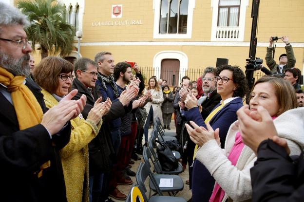 La presidenta del Parlament, Carme Forcadell, la primera por la derecha, salió ayer en auxilio de la candidata de ERC, Marta Rovira, en su primer acto desde que abandonó la cárcel. :: EFE