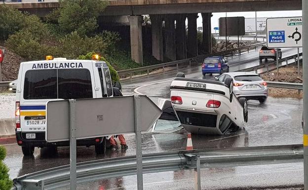 Una mujer herida tras volcar un coche en la salida del Limonar