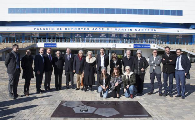 Foto de familia con algunos de los deportistas que cuentan con estrella en el paseo.