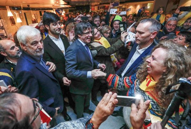 Puigdemont saluda a simpatizantes el pasado miércoles en Bruselas.:: Yves Herman / reuters

