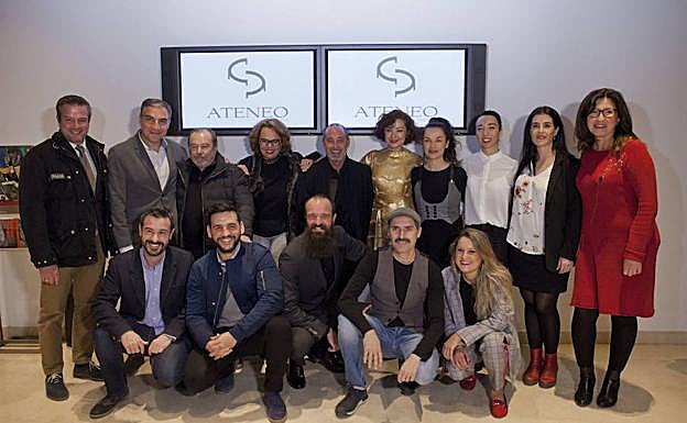 Foto de familia de los galardonados en los Premios Ateneo de Teatro 2107 con las autoridades