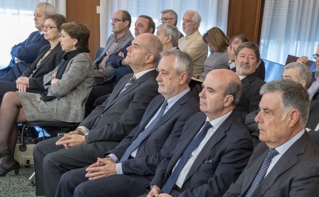 Manuel Chaves y José Antonio Griñán, en primera fila en el centro, junto al resto de procesados en la causa.