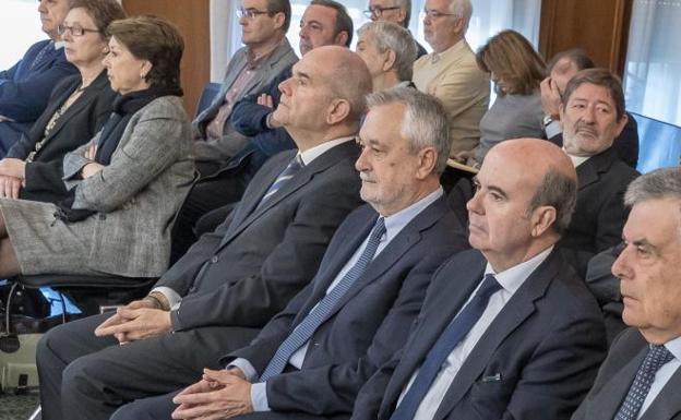 Manuel Chaves y José Antonio Griñán en el banquillo.