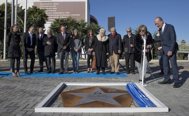 La viuda de Gaspar Anaya, Josefa López, con el alcalde. 