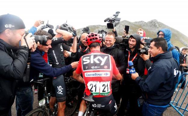 Chris Froome atiende a los periodistas tras una etapa de la Vuelta. 
