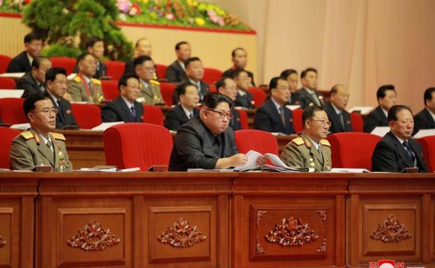 Kim Jong-un, durante una reunión del comité sobre el programa balístico norcoreano.